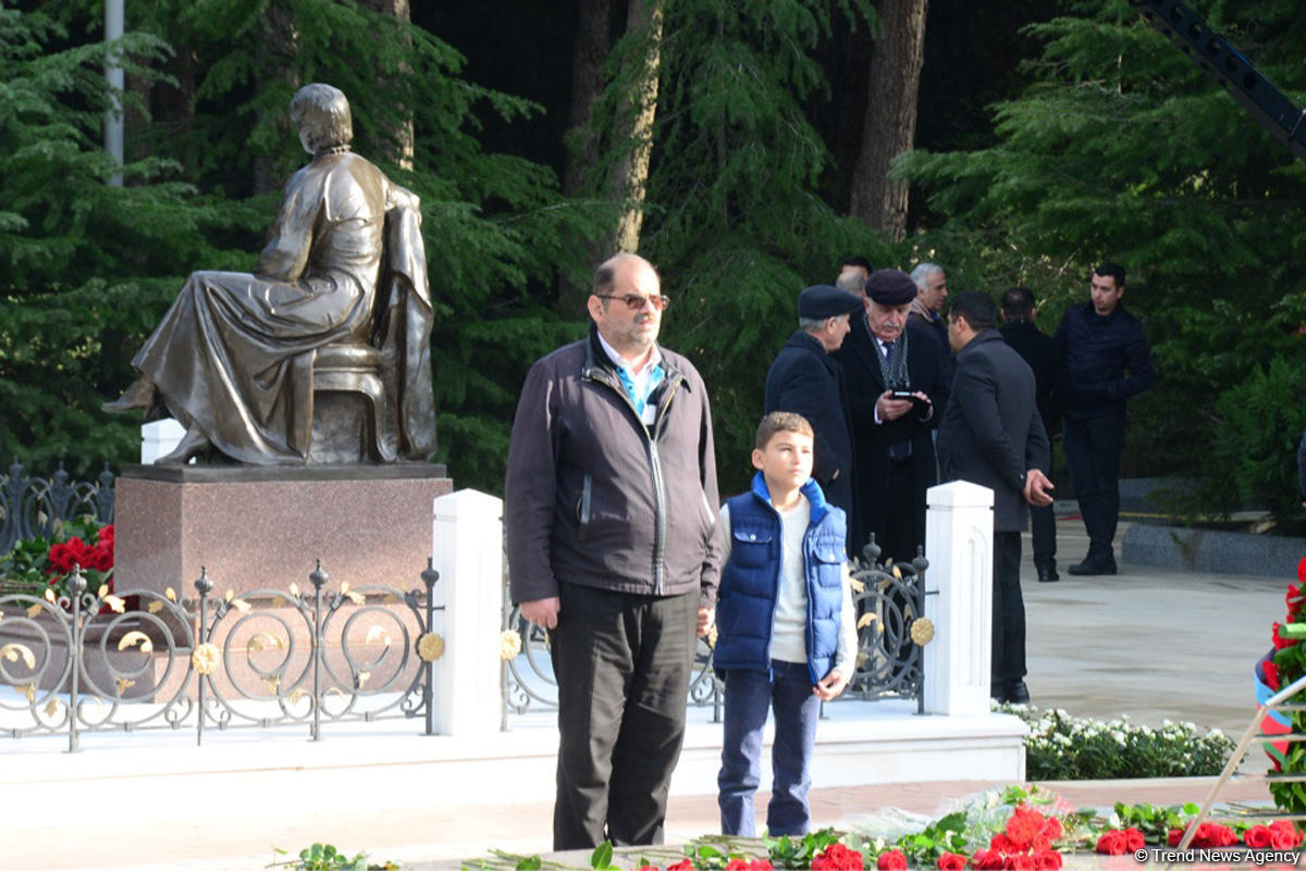 Общественность Азербайджана чтит память великого лидера Гейдара Алиева (ФОТО)