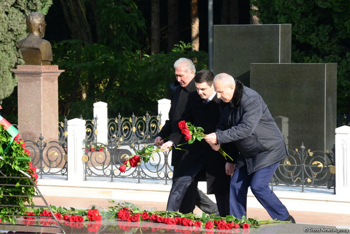 Общественность Азербайджана чтит память великого лидера Гейдара Алиева (ФОТО)