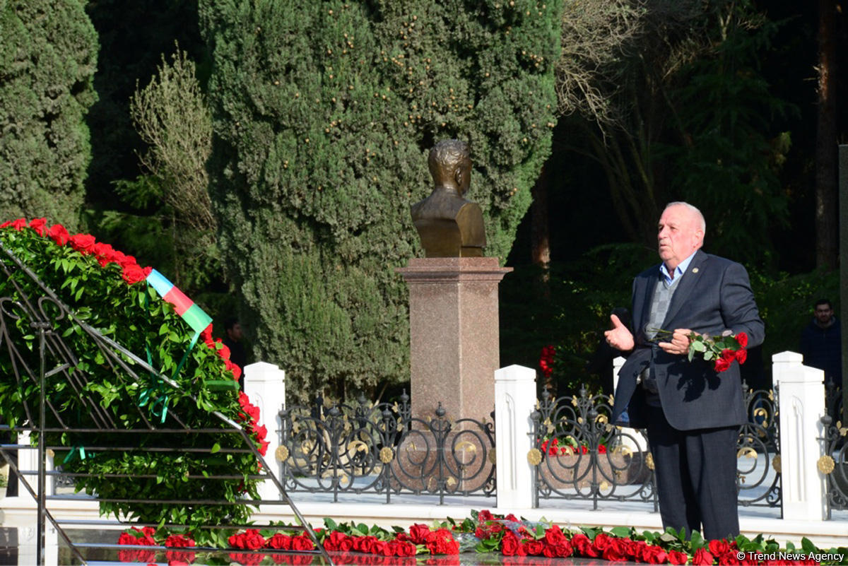 Общественность Азербайджана чтит память великого лидера Гейдара Алиева (ФОТО)