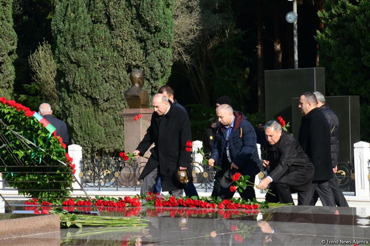 Общественность Азербайджана чтит память великого лидера Гейдара Алиева (ФОТО)