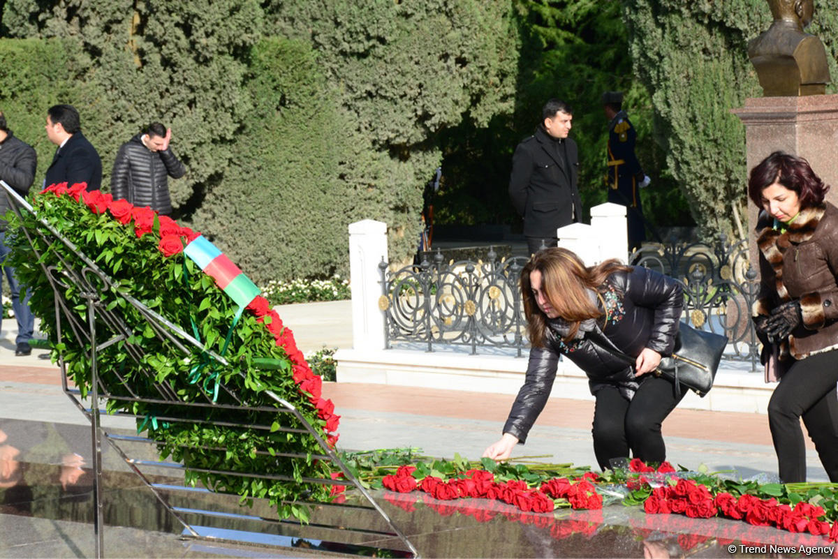 Общественность Азербайджана чтит память великого лидера Гейдара Алиева (ФОТО)
