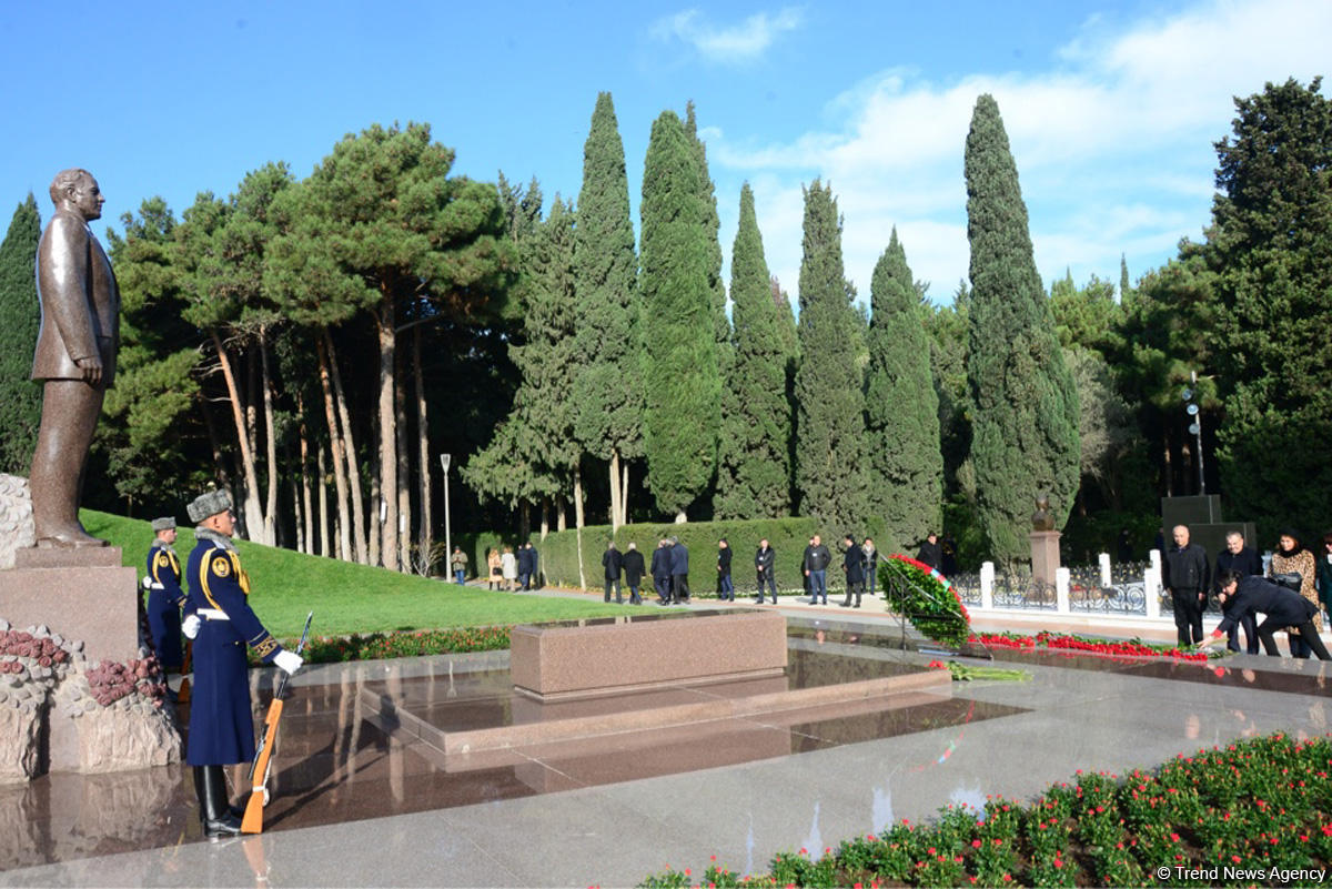 Общественность Азербайджана чтит память великого лидера Гейдара Алиева (ФОТО)