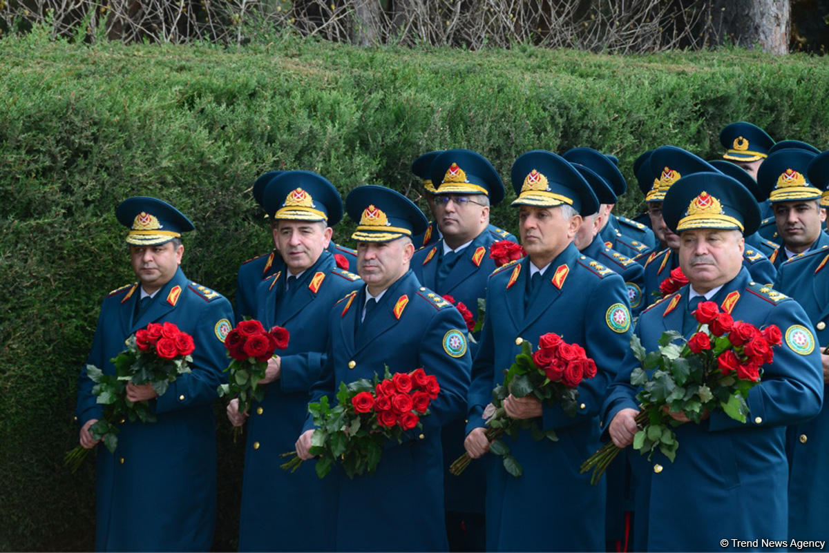 Общественность Азербайджана чтит память великого лидера Гейдара Алиева (ФОТО)