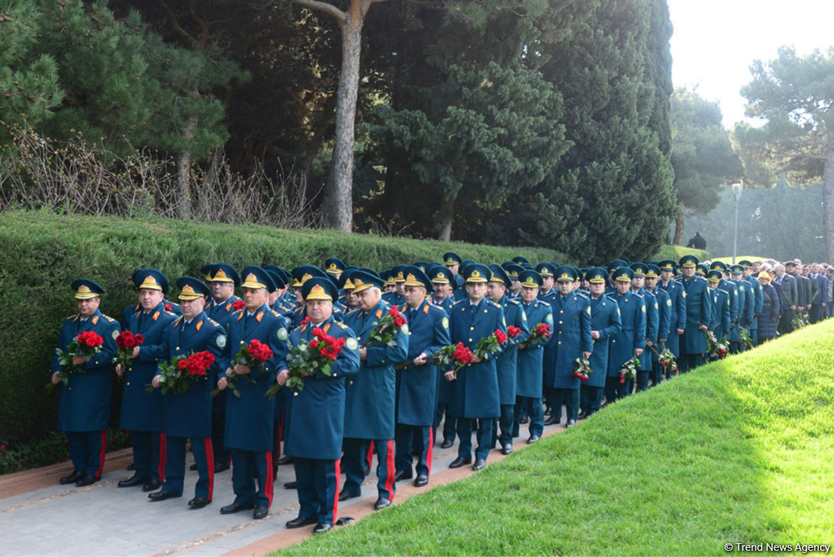 Общественность Азербайджана чтит память великого лидера Гейдара Алиева (ФОТО)