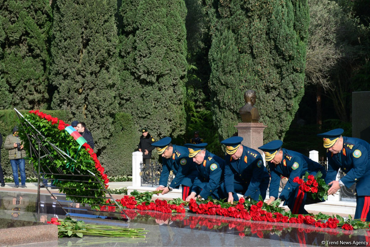 Общественность Азербайджана чтит память великого лидера Гейдара Алиева (ФОТО)