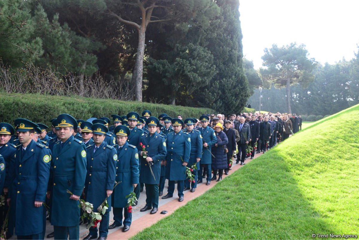 Общественность Азербайджана чтит память великого лидера Гейдара Алиева (ФОТО)