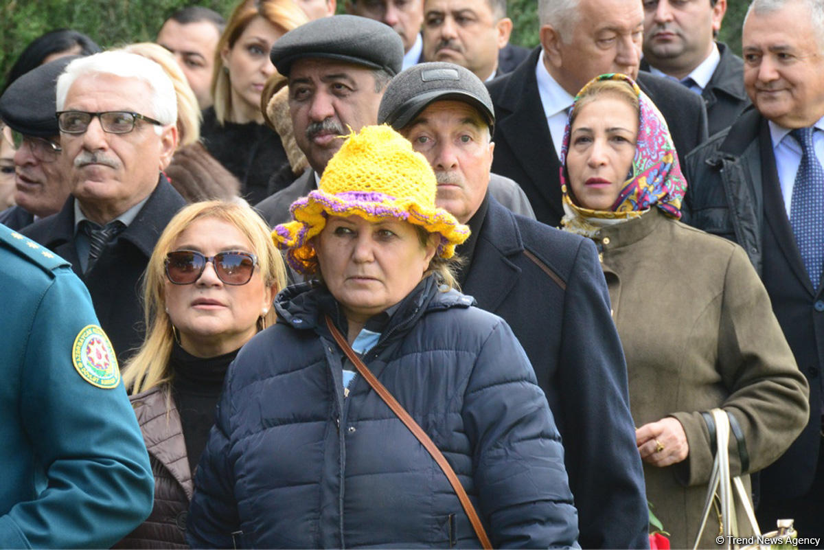Общественность Азербайджана чтит память великого лидера Гейдара Алиева (ФОТО)