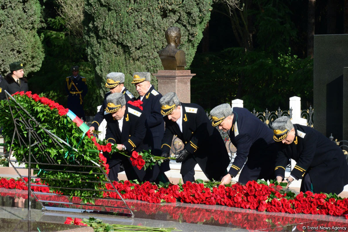 Общественность Азербайджана чтит память великого лидера Гейдара Алиева (ФОТО)
