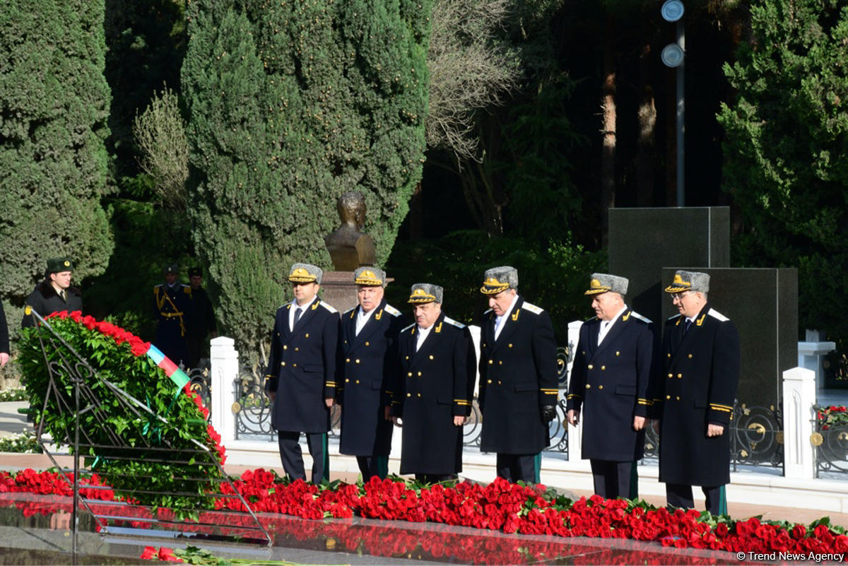 Общественность Азербайджана чтит память великого лидера Гейдара Алиева (ФОТО)