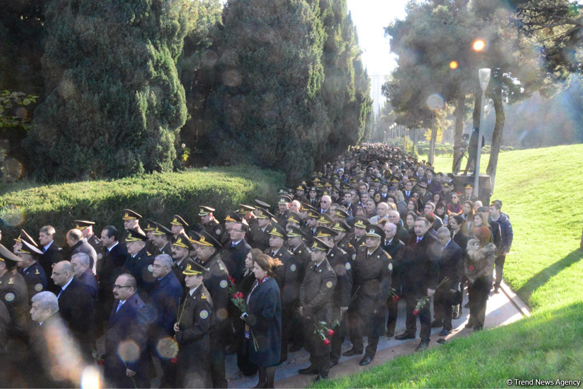 Общественность Азербайджана чтит память великого лидера Гейдара Алиева (ФОТО)