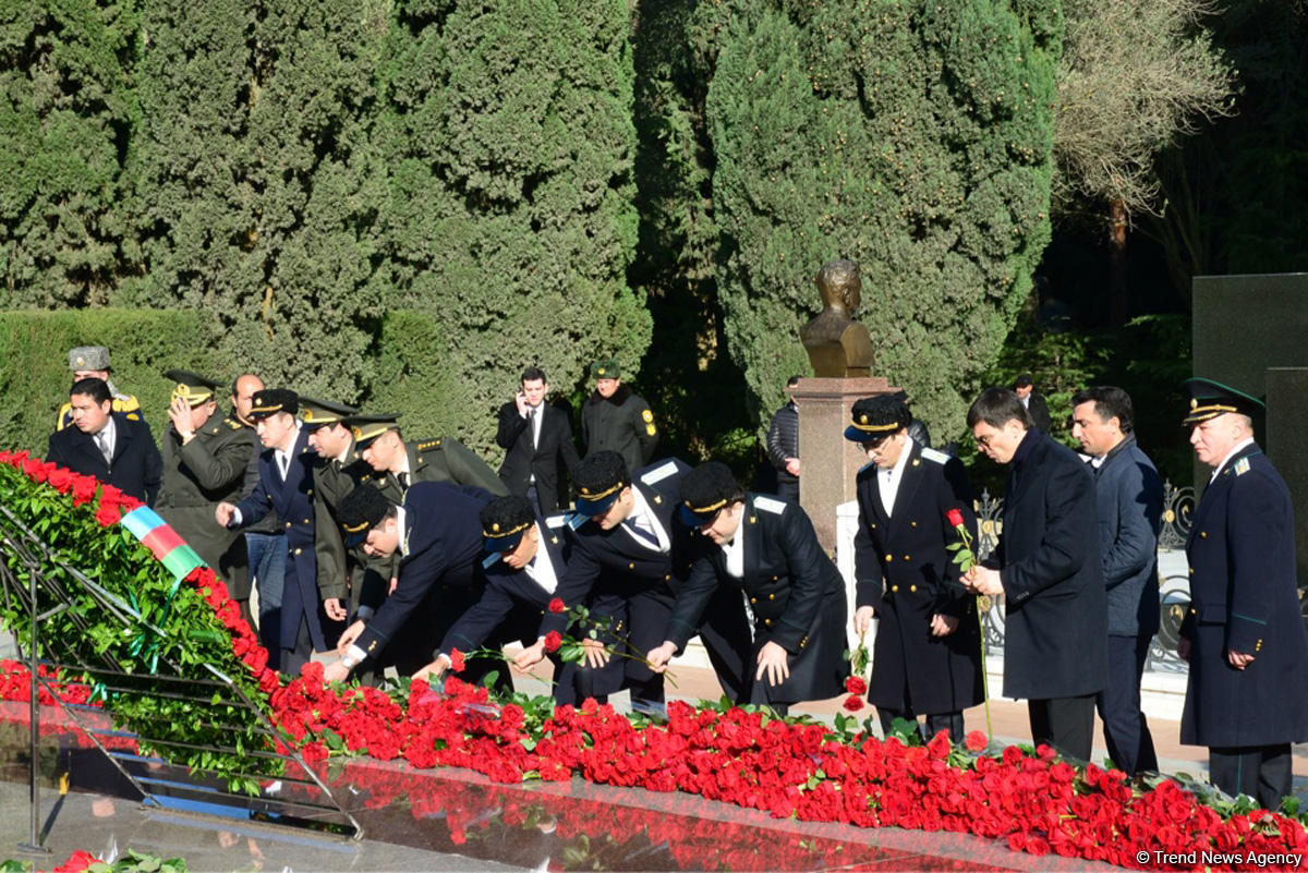 Общественность Азербайджана чтит память великого лидера Гейдара Алиева (ФОТО)