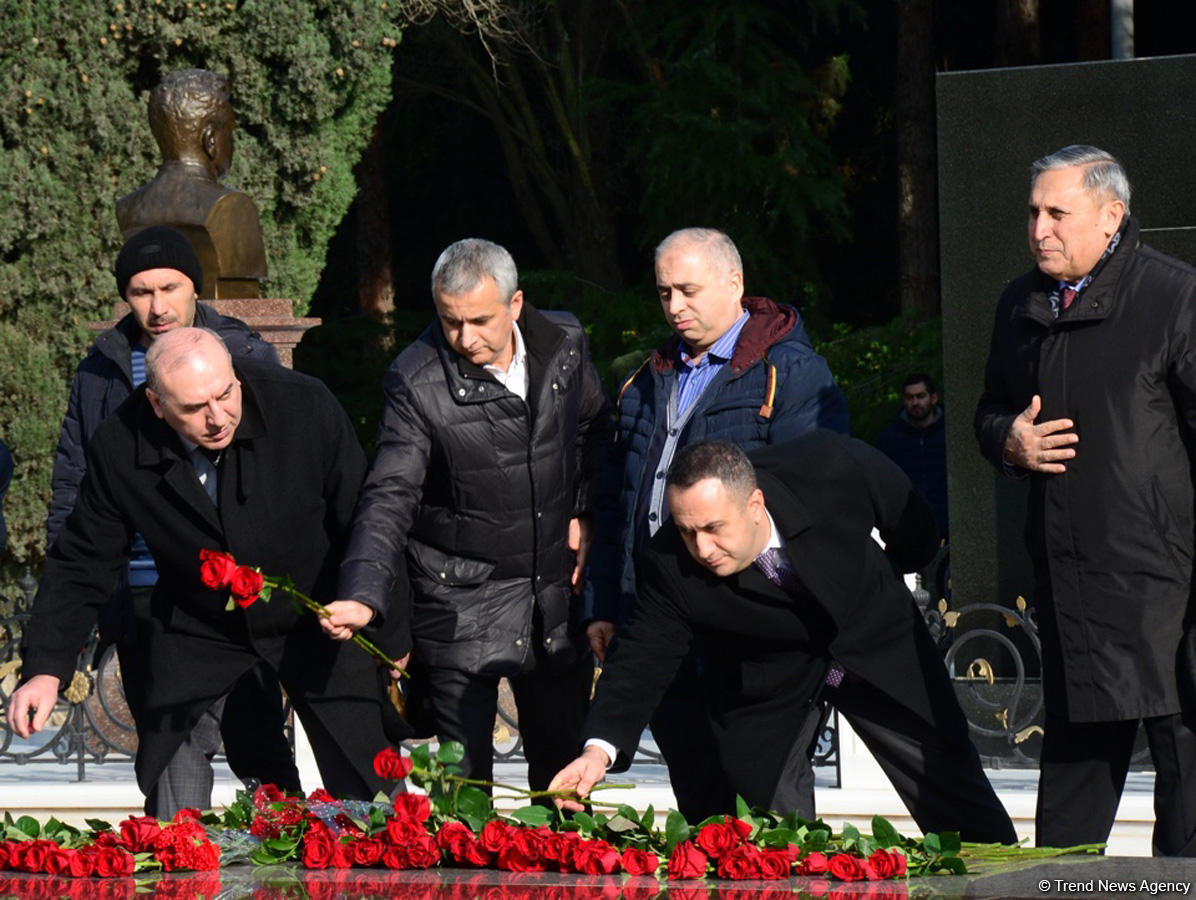 Общественность Азербайджана чтит память великого лидера Гейдара Алиева (ФОТО)