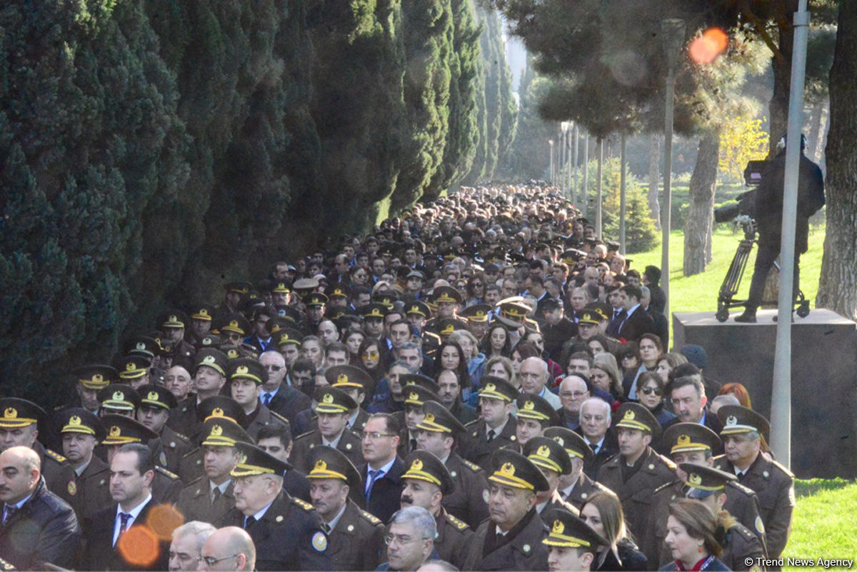 Общественность Азербайджана чтит память великого лидера Гейдара Алиева (ФОТО)