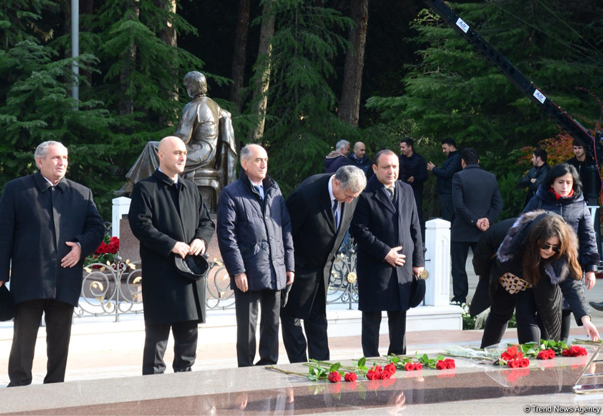 Общественность Азербайджана чтит память великого лидера Гейдара Алиева (ФОТО)