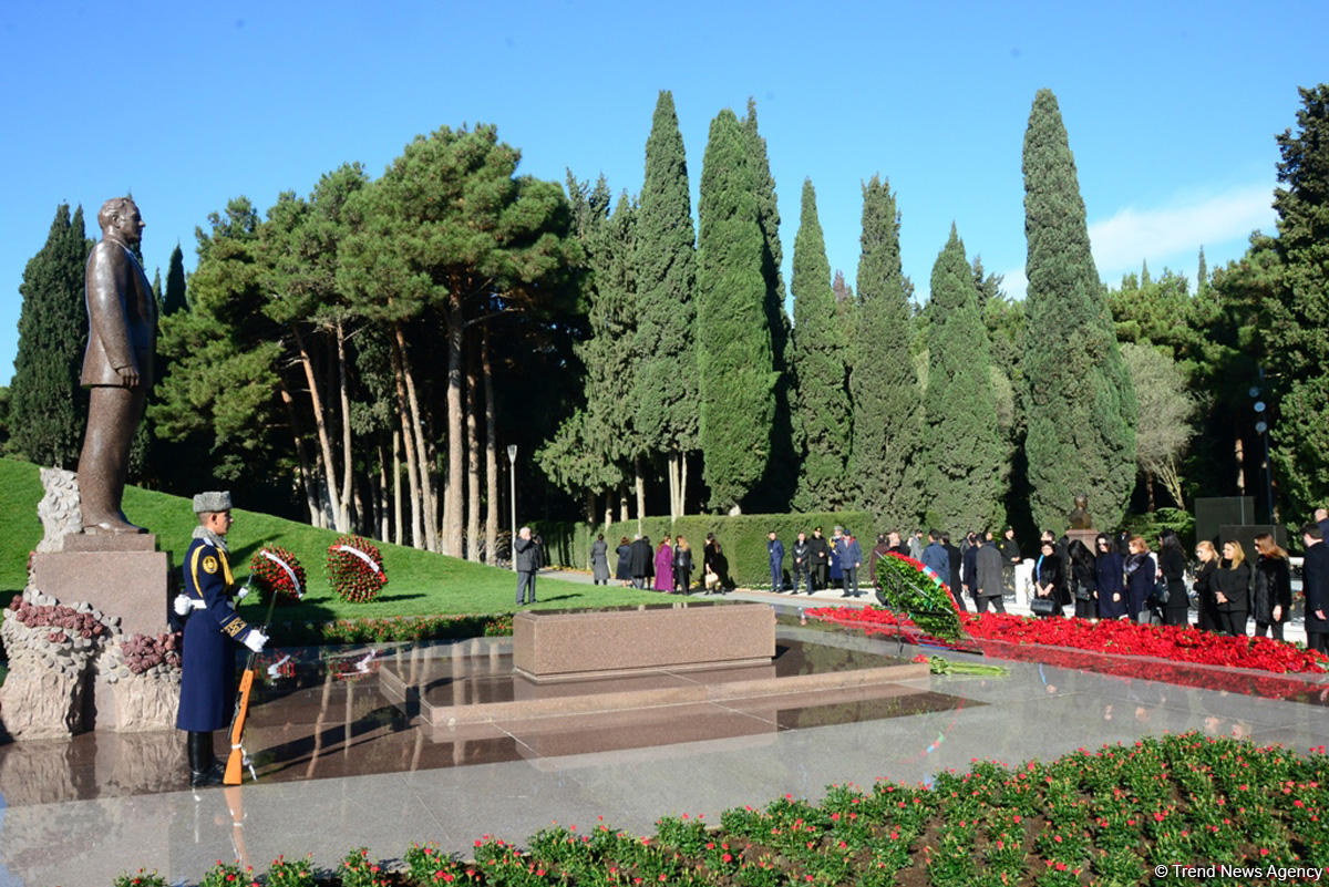 Общественность Азербайджана чтит память великого лидера Гейдара Алиева (ФОТО)