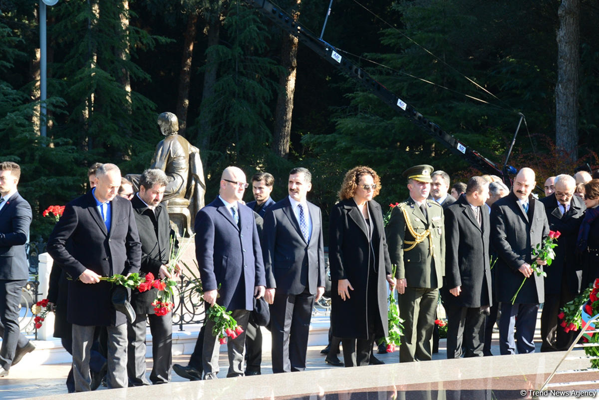Общественность Азербайджана чтит память великого лидера Гейдара Алиева (ФОТО)