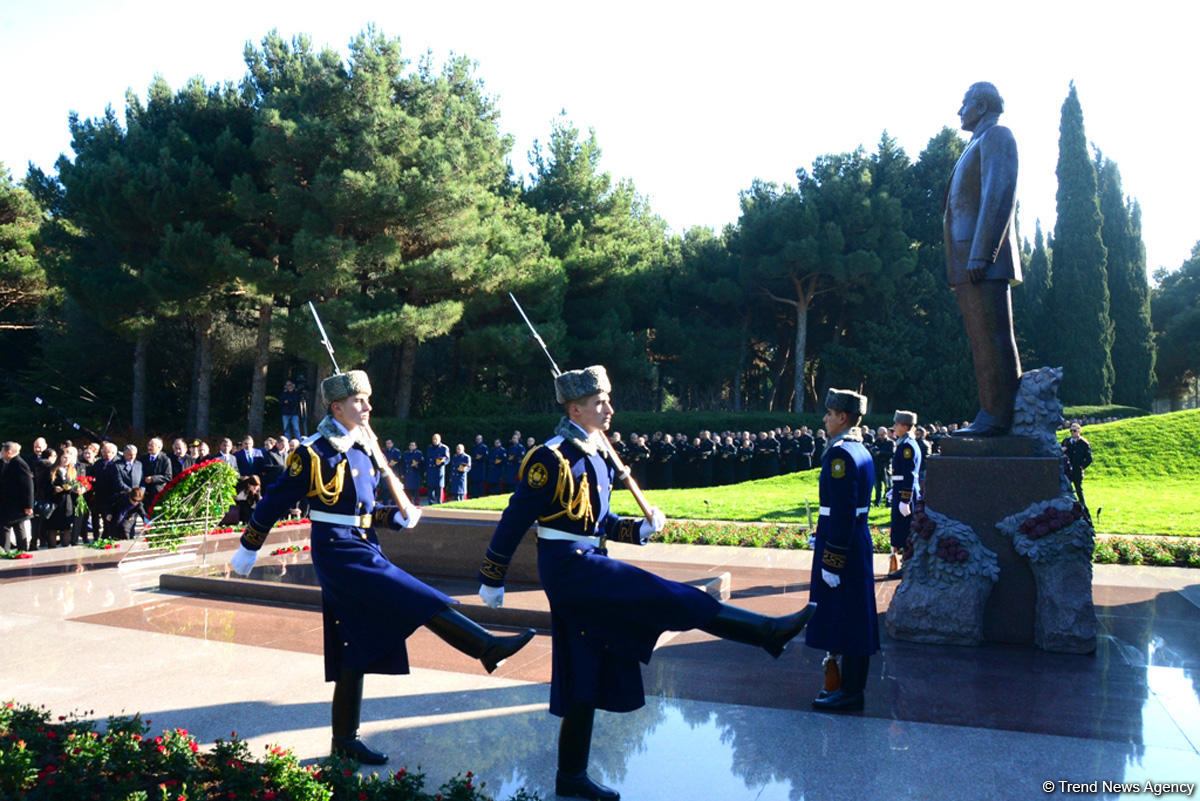Общественность Азербайджана чтит память великого лидера Гейдара Алиева (ФОТО)