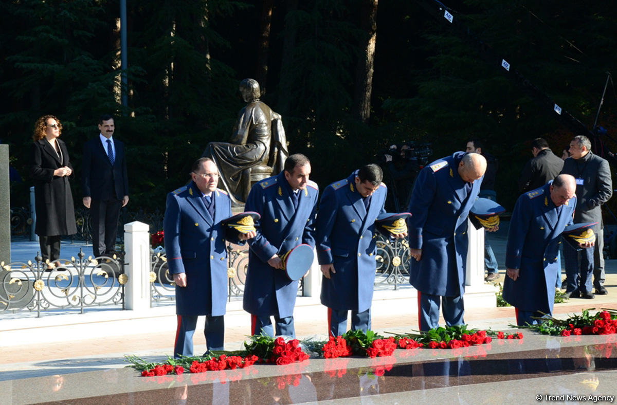 Общественность Азербайджана чтит память великого лидера Гейдара Алиева (ФОТО)