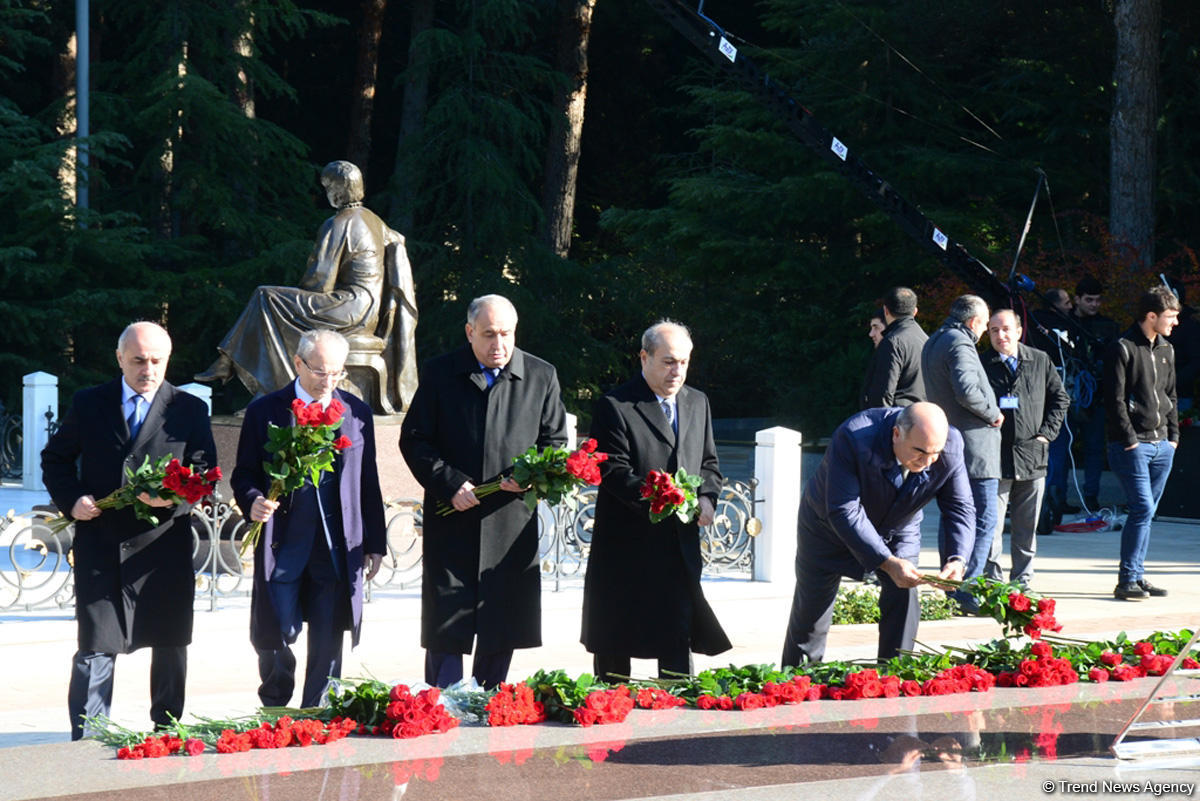 Общественность Азербайджана чтит память великого лидера Гейдара Алиева (ФОТО)