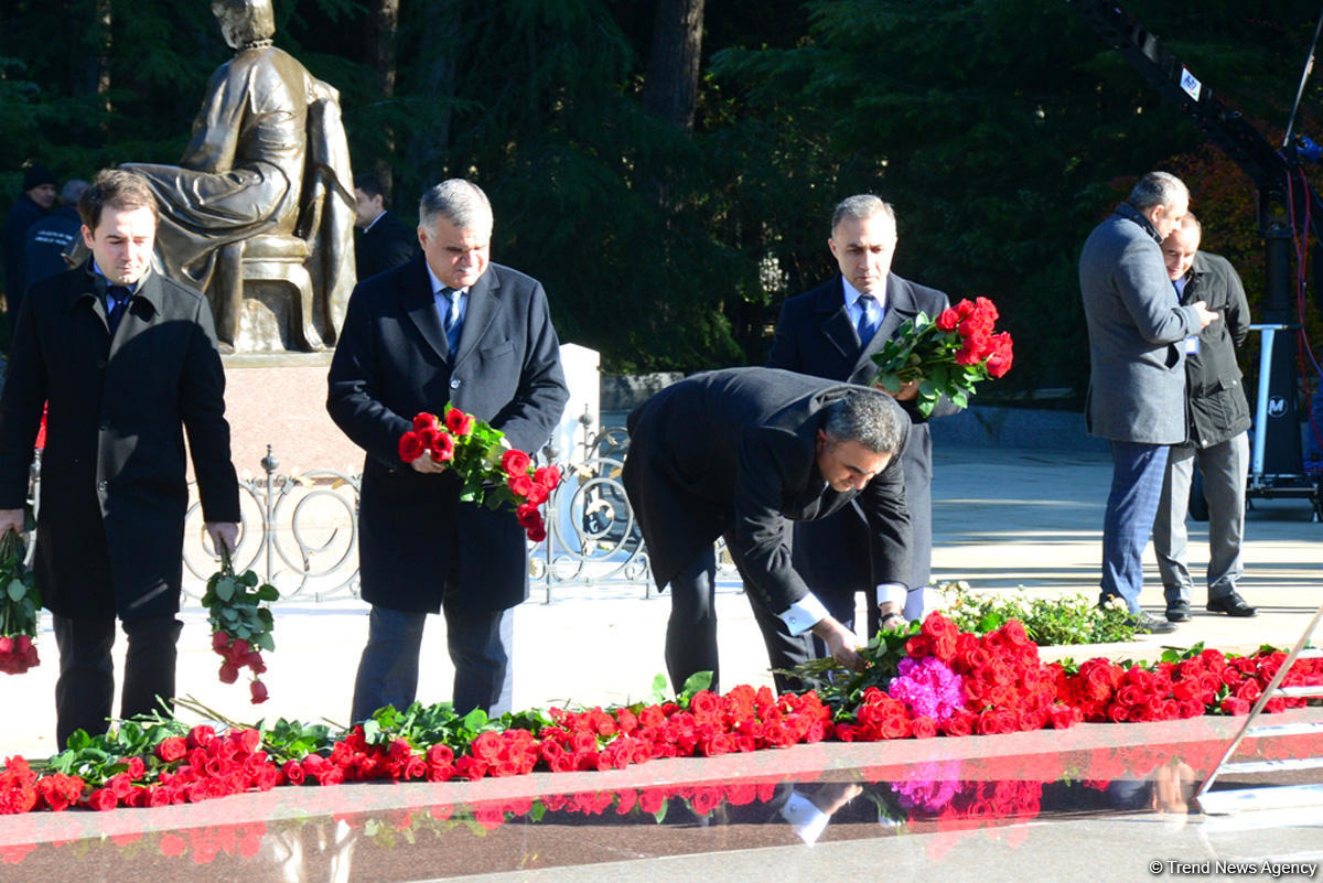 Общественность Азербайджана чтит память великого лидера Гейдара Алиева (ФОТО)