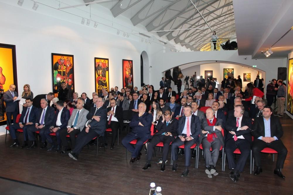 При организации Фонда Гейдара Алиева в Тбилиси состоялась выставка и конференция, посвященная 100-летию АДР (ФОТО)