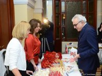 Время добрых дел: благотворительный концерт и ярмарка в Баку (ФОТО)