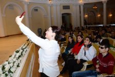 Время добрых дел: благотворительный концерт и ярмарка в Баку (ФОТО)