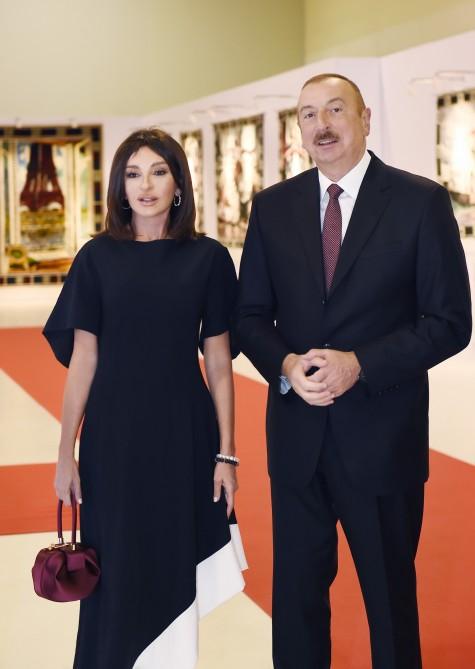 Президент Ильхам Алиев и Первая леди Мехрибан Алиева ознакомились с выставкой в связи с 90-летним юбилеем народного художника Таира Салахова (ФОТО)