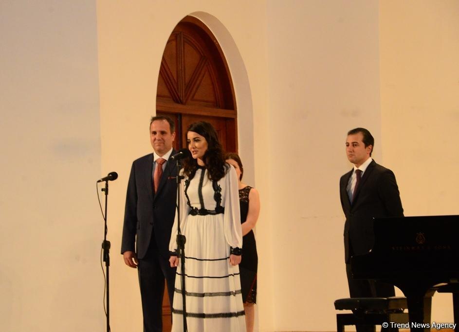 Время добрых дел: благотворительный концерт и ярмарка в Баку (ФОТО)