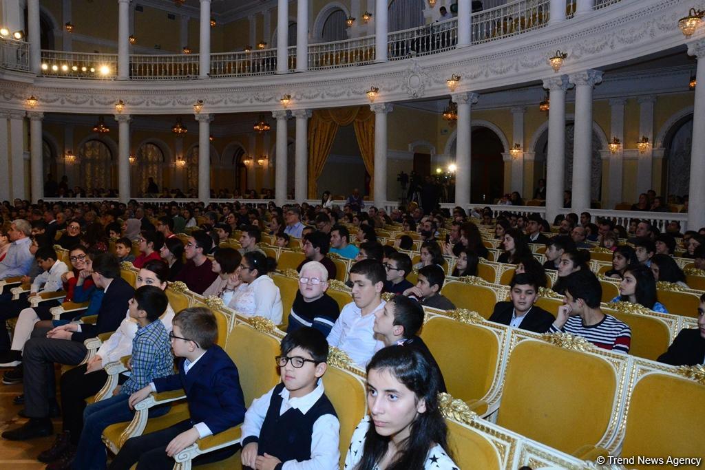 Время добрых дел: благотворительный концерт и ярмарка в Баку (ФОТО)