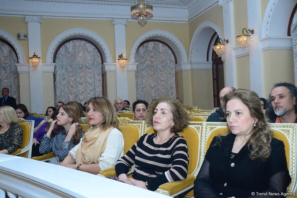 Время добрых дел: благотворительный концерт и ярмарка в Баку (ФОТО)