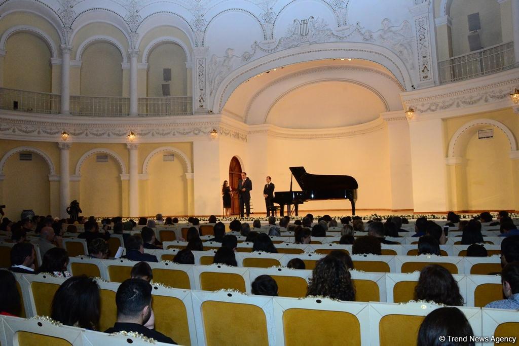 Время добрых дел: благотворительный концерт и ярмарка в Баку (ФОТО)