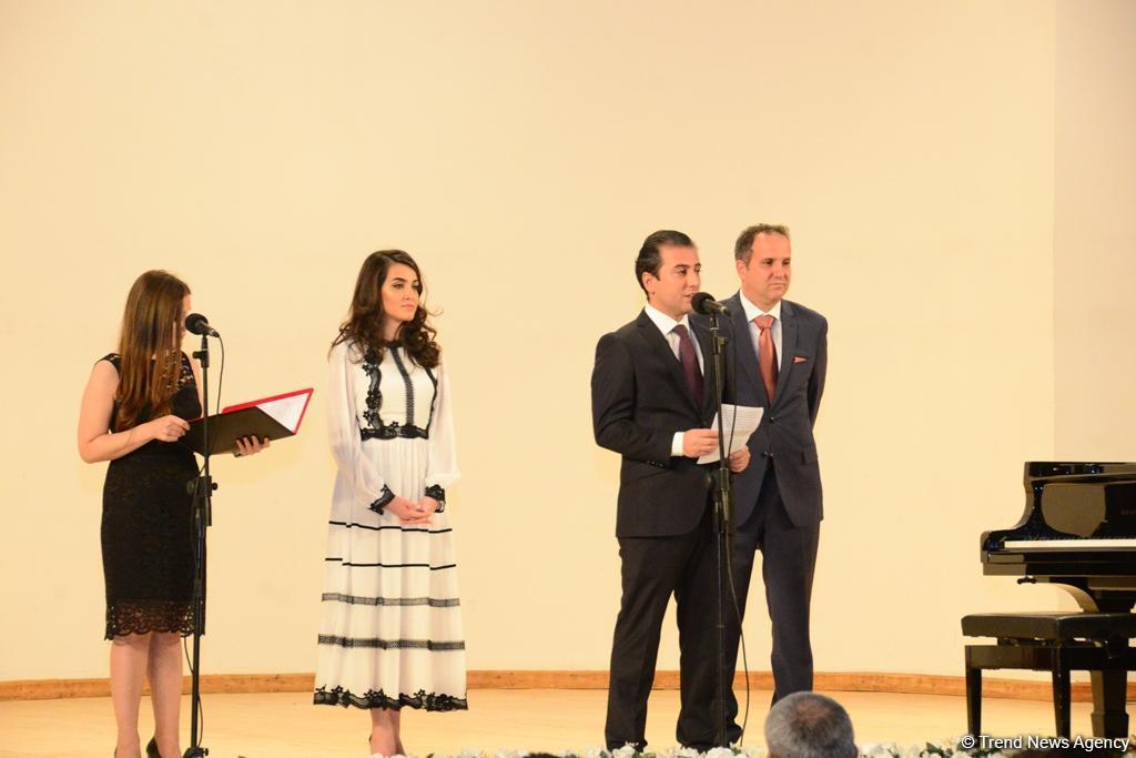 Время добрых дел: благотворительный концерт и ярмарка в Баку (ФОТО)