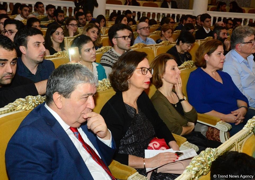 Время добрых дел: благотворительный концерт и ярмарка в Баку (ФОТО)