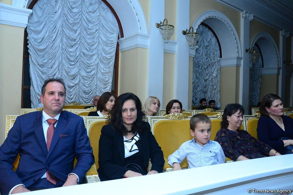 Время добрых дел: благотворительный концерт и ярмарка в Баку (ФОТО)