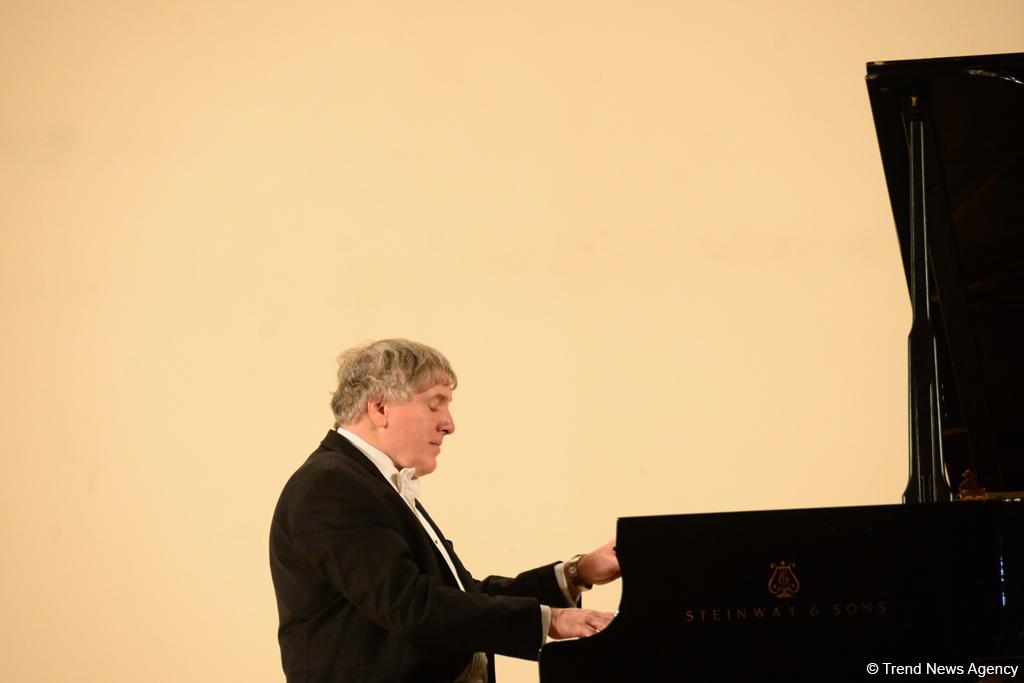 Время добрых дел: благотворительный концерт и ярмарка в Баку (ФОТО)