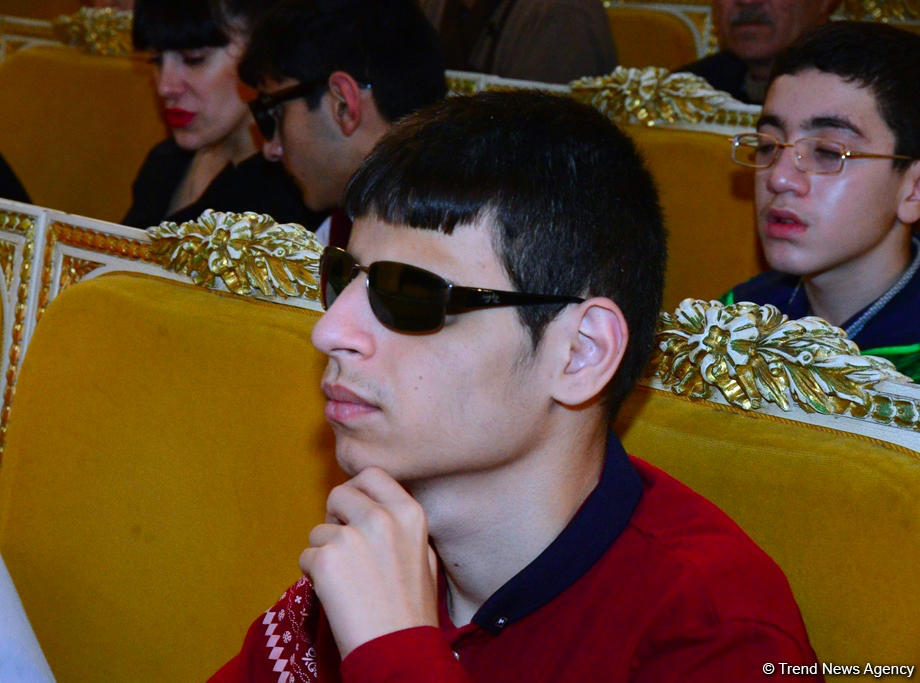 Время добрых дел: благотворительный концерт и ярмарка в Баку (ФОТО)