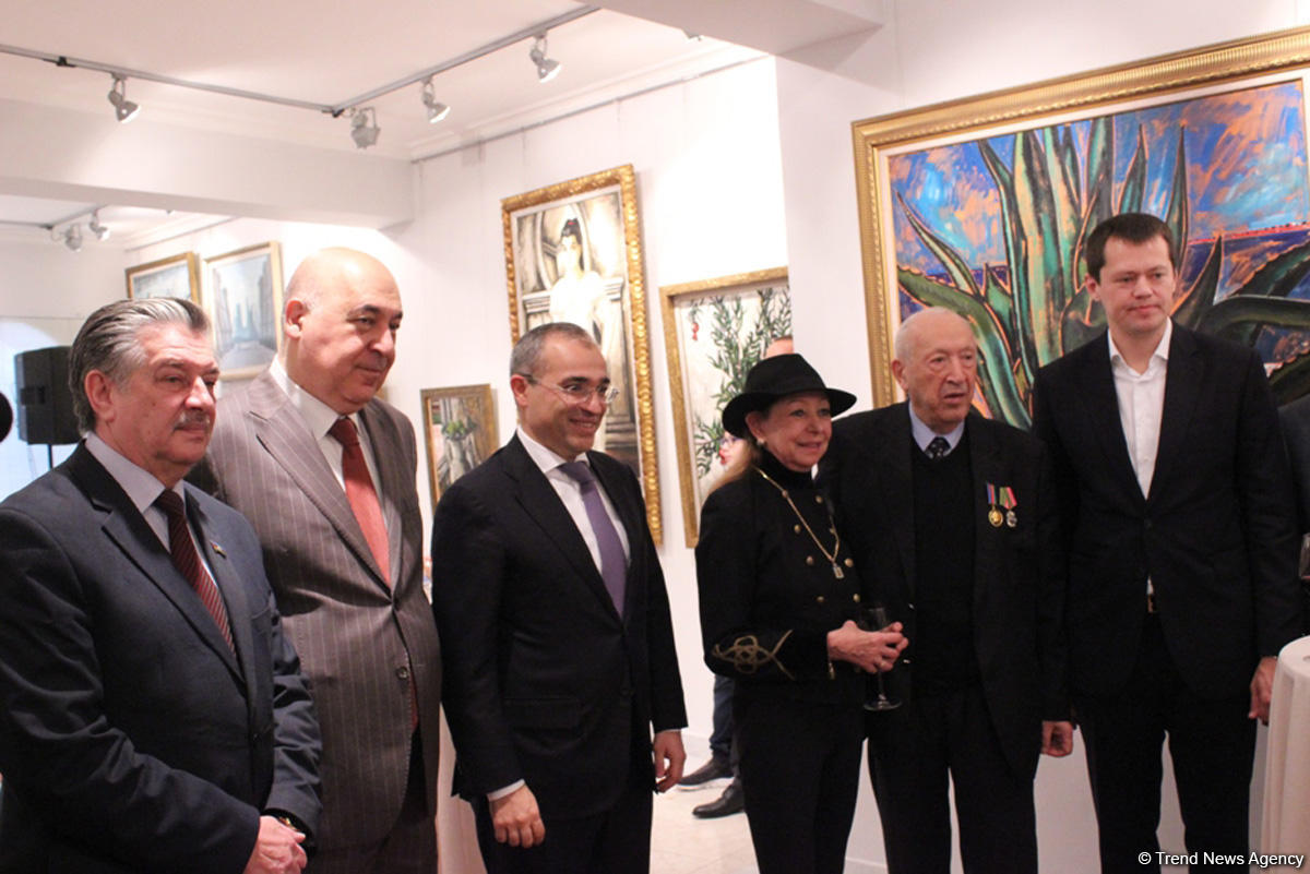 В честь 90-летия Таира Салахова VTB Bank (Азербайджан) презентовал календарь 2019 года с картинами мастера (ФОТО)