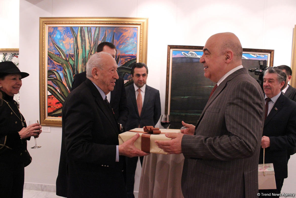 В честь 90-летия Таира Салахова VTB Bank (Азербайджан) презентовал календарь 2019 года с картинами мастера (ФОТО)