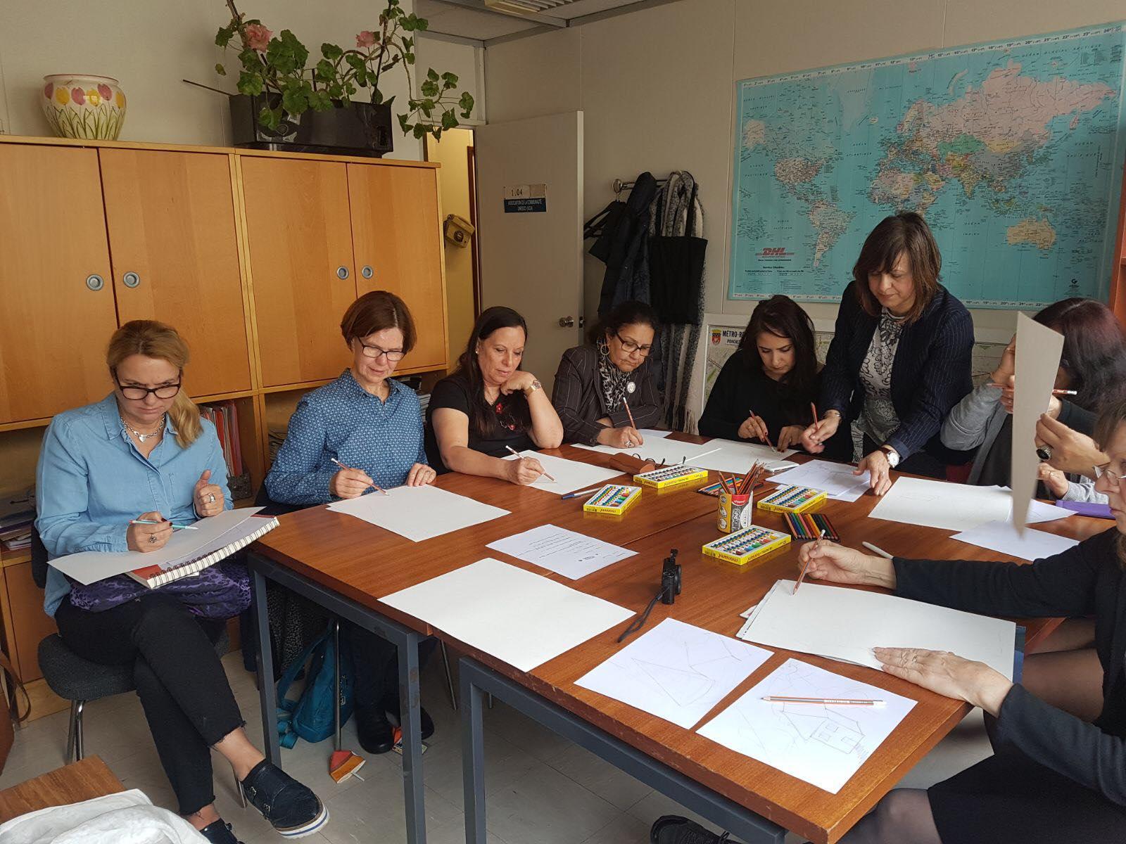 Азербайджанская художница провела мастер-класс в Париже (ФОТО)