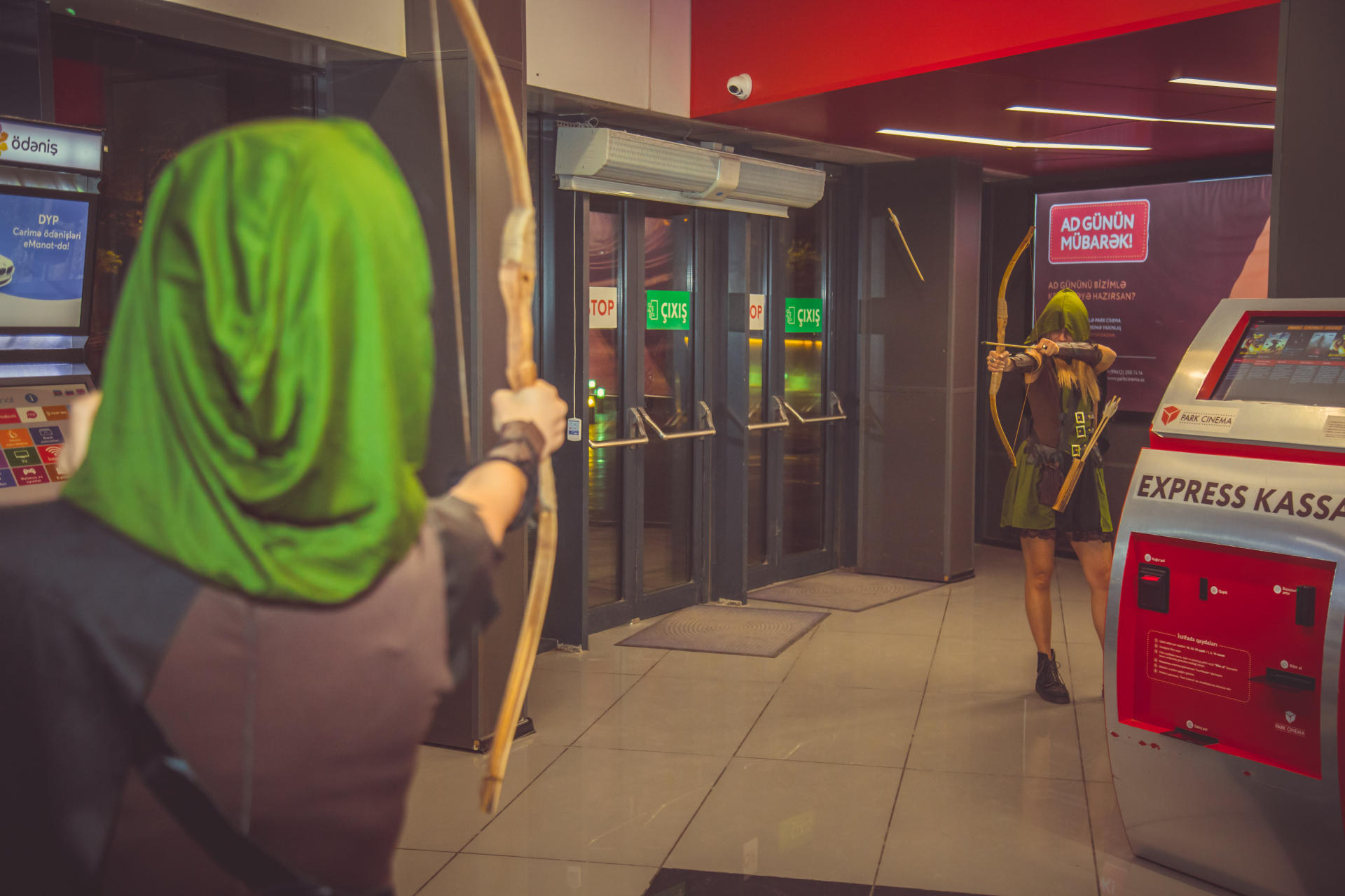 В Баку появились девушки-лучницы из Шервудского леса (ВИДЕО, ФОТО)