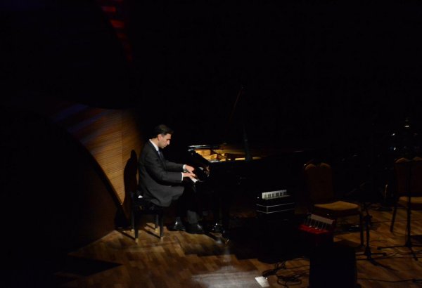 В Баку прошел концерт, посвященный Дню солидарности азербайджанцев всего мира (ФОТО)