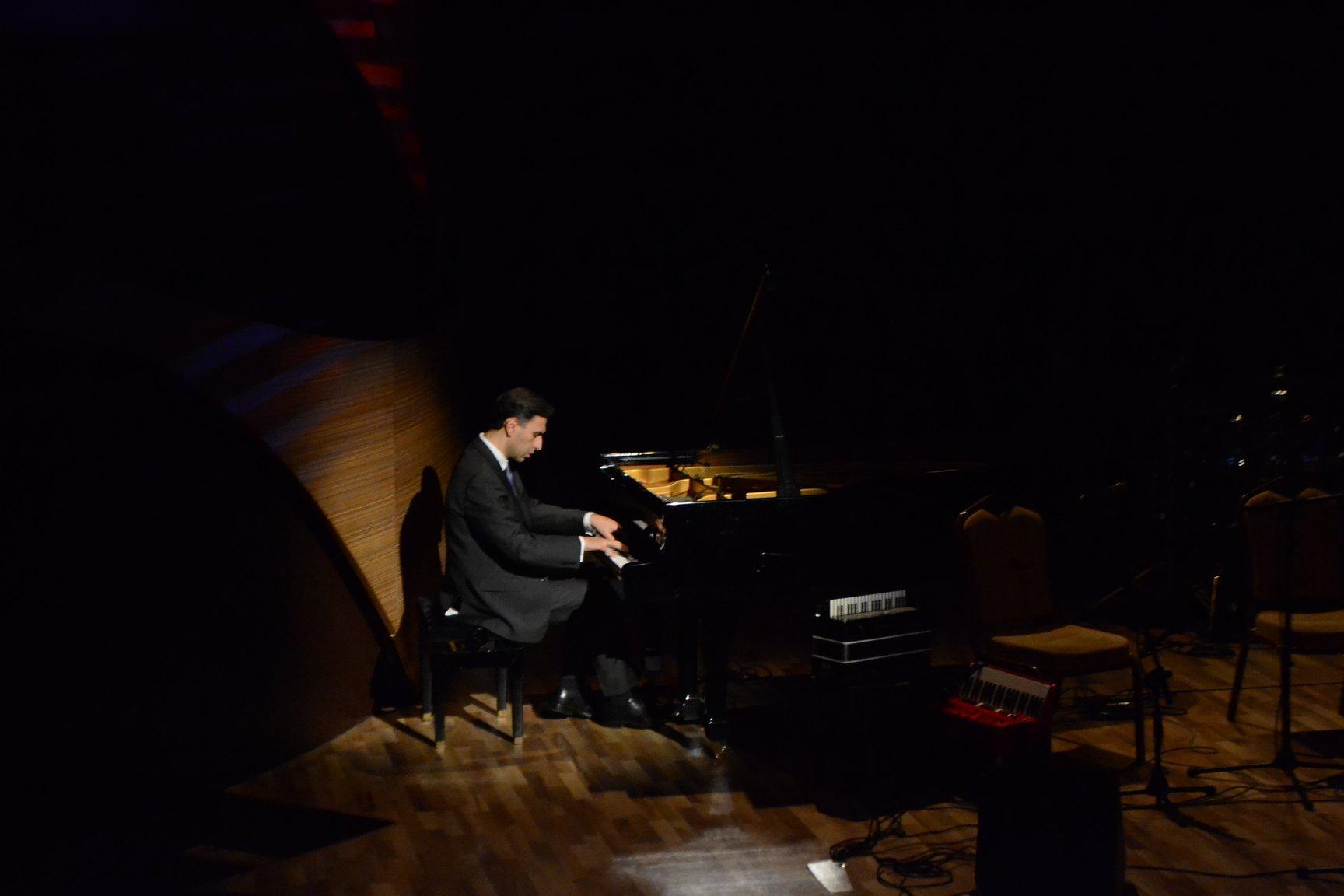 В Баку прошел концерт, посвященный Дню солидарности азербайджанцев всего мира (ФОТО)