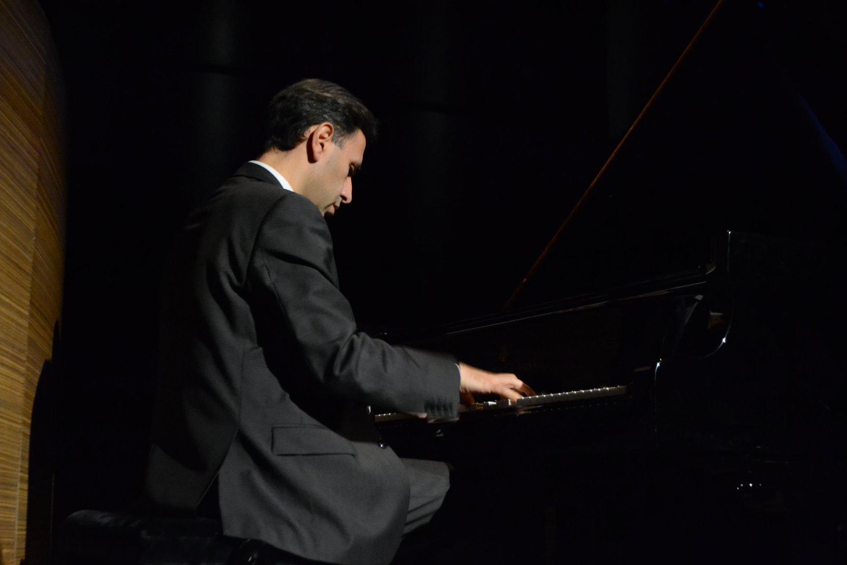 В Баку прошел концерт, посвященный Дню солидарности азербайджанцев всего мира (ФОТО)