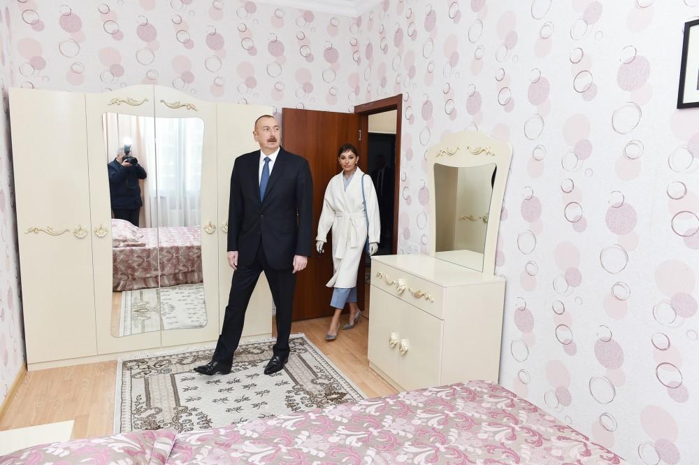 Президент Ильхам Алиев и Первая леди Мехрибан Алиева приняли участие в открытии комплекса жилых зданий для беженцев и вынужденных переселенцев в Сумгайыте (ФОТО)