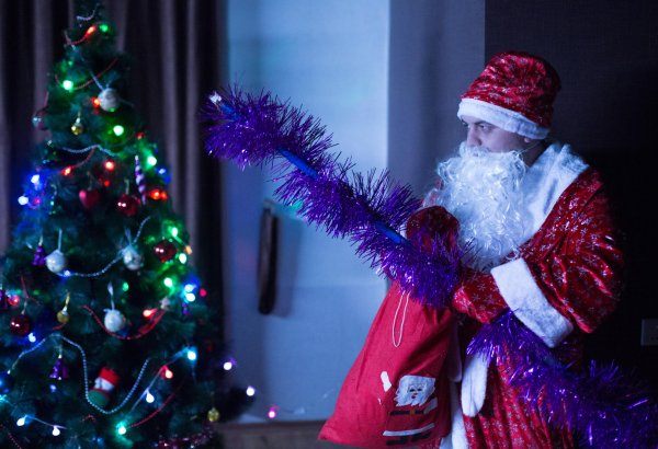 В Баку появился новогодний Ёжик – Дед Мороз и Снегурочка отдыхают (ВИДЕО, ФОТО)