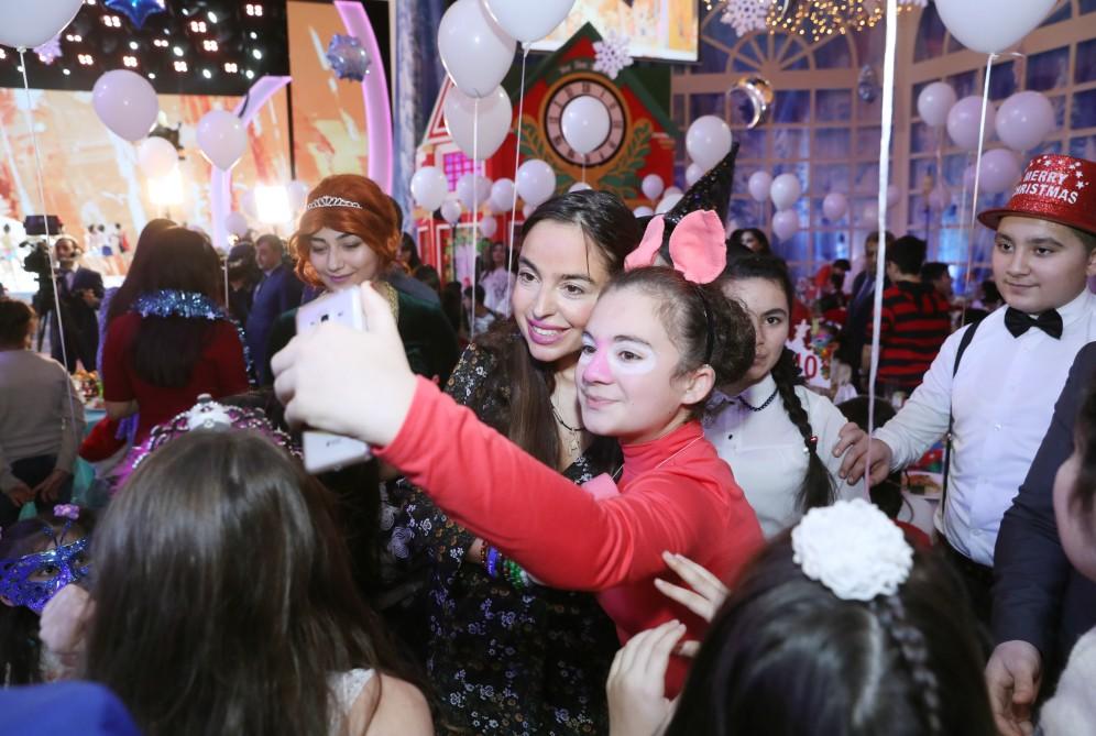Первый вице-президент Мехрибан Алиева приняла участие в традиционном праздничном веселье для детей (ФОТО)