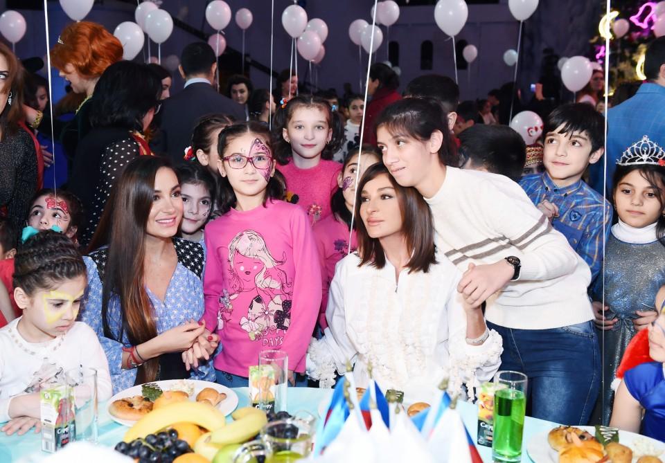 Первый вице-президент Мехрибан Алиева приняла участие в традиционном праздничном веселье для детей (ФОТО)