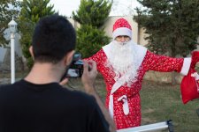 В Баку появился новогодний Ёжик – Дед Мороз и Снегурочка отдыхают (ВИДЕО, ФОТО)
