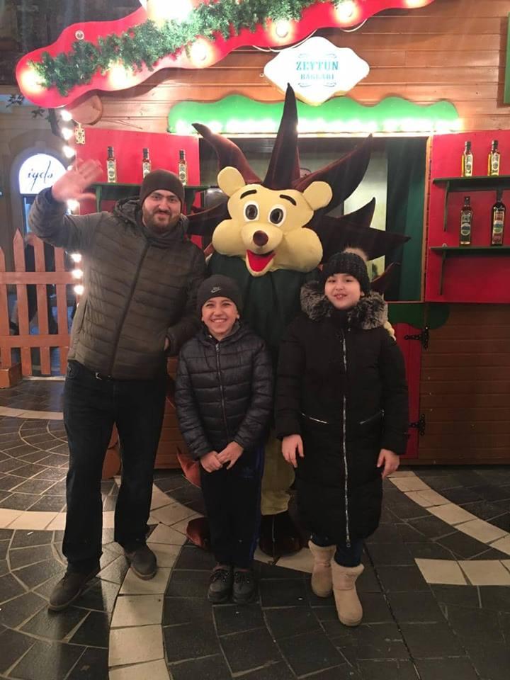 В Баку появился новогодний Ёжик – Дед Мороз и Снегурочка отдыхают (ВИДЕО, ФОТО)